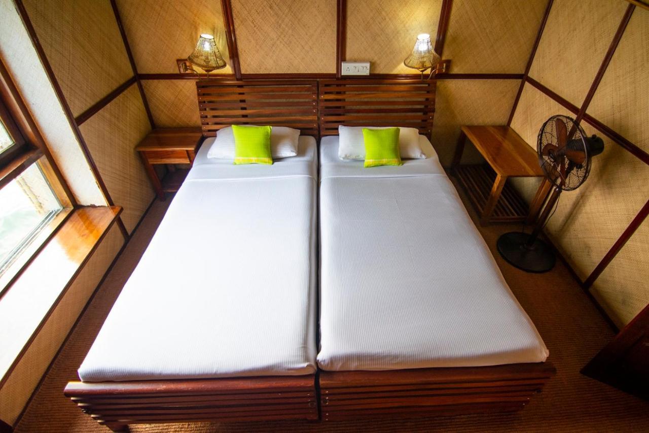 Hotel Marvel Cruise à Alappuzha Extérieur photo