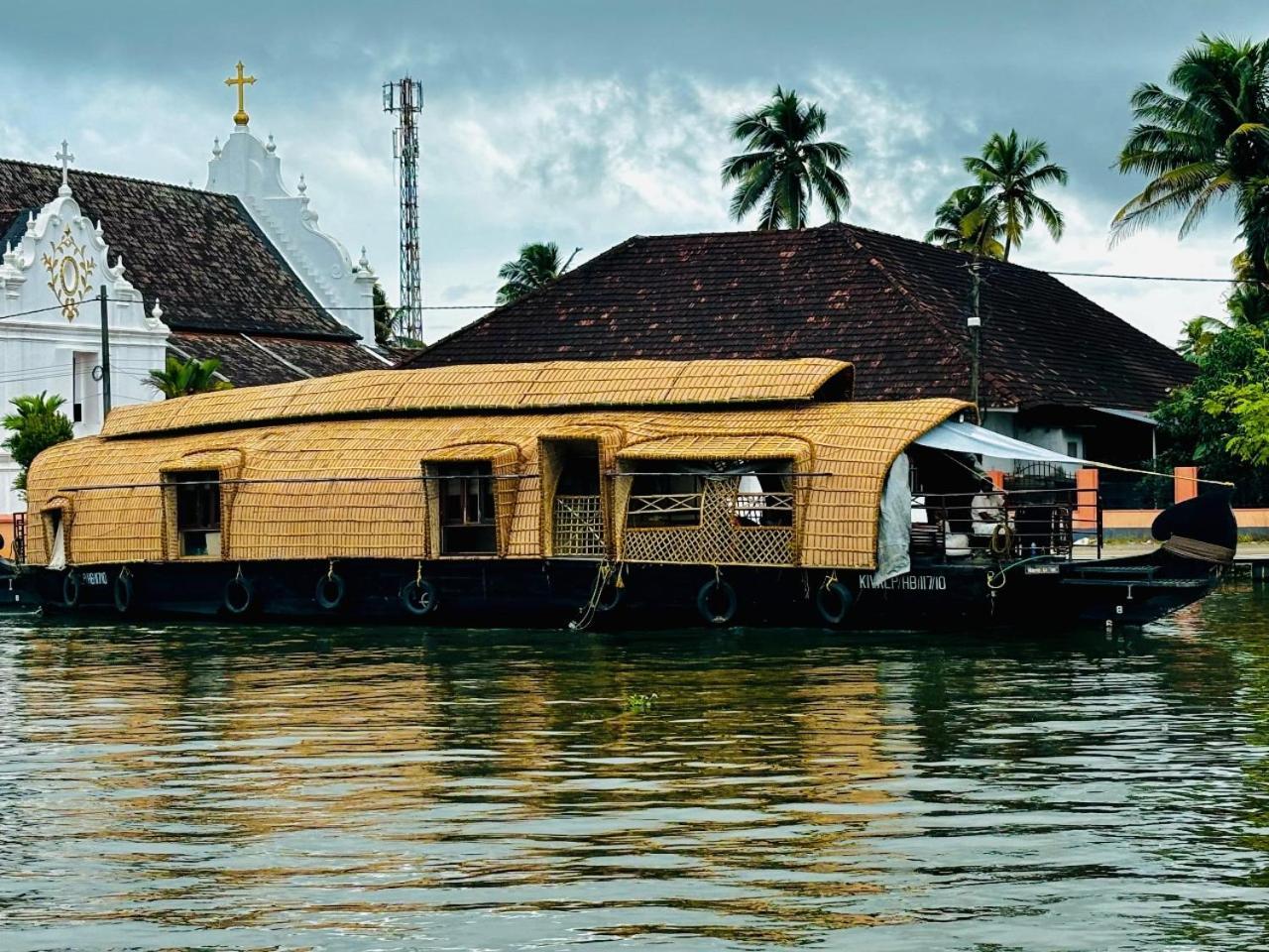 Hotel Marvel Cruise à Alappuzha Extérieur photo