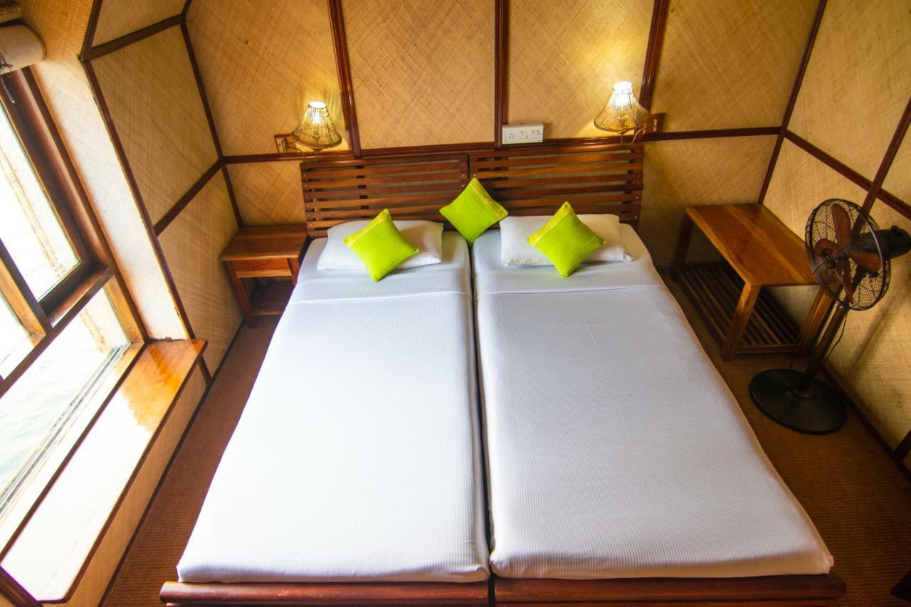 Hotel Marvel Cruise à Alappuzha Extérieur photo