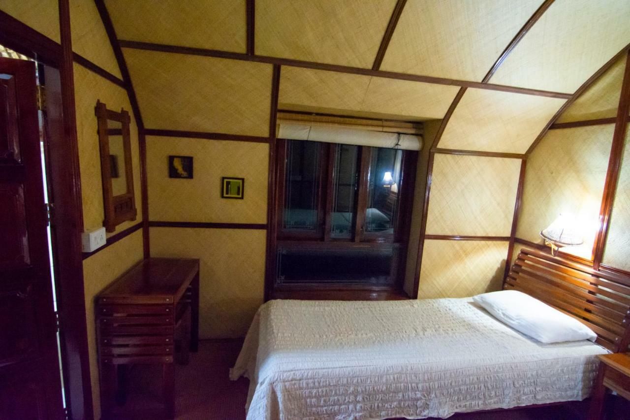 Hotel Marvel Cruise à Alappuzha Extérieur photo