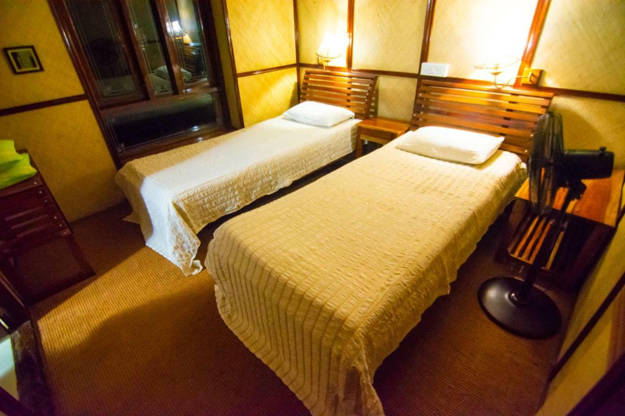 Hotel Marvel Cruise à Alappuzha Extérieur photo