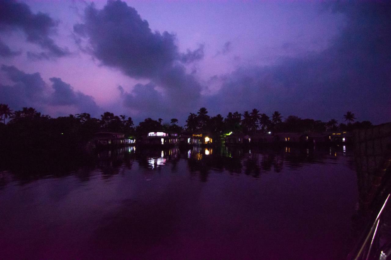 Hotel Marvel Cruise à Alappuzha Extérieur photo